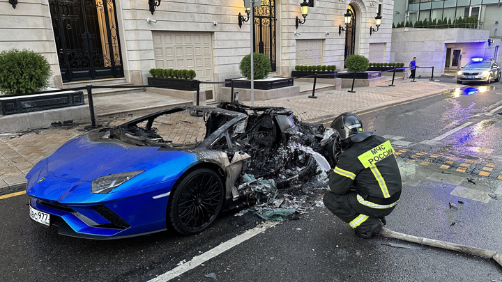 В центре Москвы сгорел спортивный Lamborghini