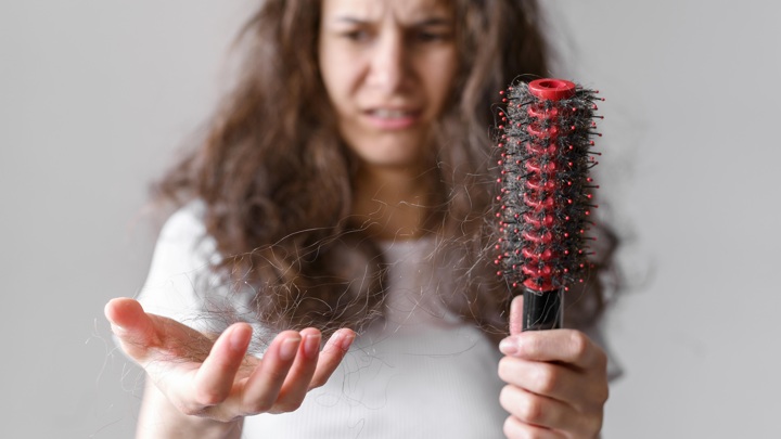 Почему выпадают волосы и когда надо бить тревогу