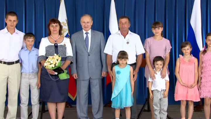 16 семей. Лапенко 16 детей. Семья Лапенко 16. Лапенко семья многодетная. Лапенко дети в семье.