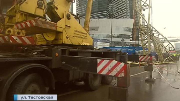 Кран в "Москва-Сити" упал из-за обледенения