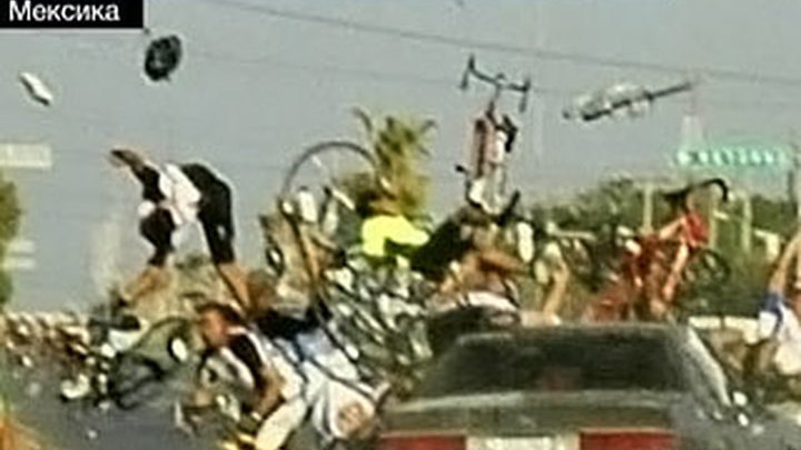 Велосипедист въехал. Авария на велогонках в Мексике 2008. На шоссе машина врезалась в группу велосипедистов. НЛО Хосе Бонильи в сакатессе в Мексике фото.